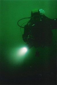 UW-Bild von mir in grünem dunklen Wasser
