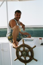 Foto Der Captain am Ruder des Tagesbootes